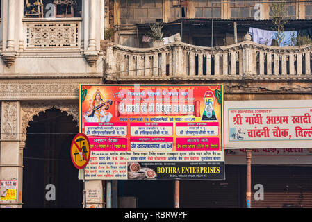 Geschäfte entlang der Hauptstraße in Chandni Chowk, Delhi, Indien Stockfoto