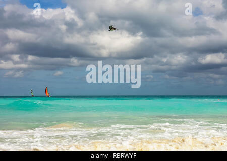 Strand mit weißem Sand und türkisfarbenem Wasser in Kuba Stockfoto