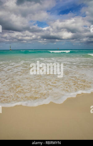 Strand mit weißem Sand und türkisfarbenem Wasser in Kuba Stockfoto