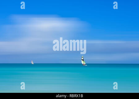 Strand mit weißem Sand und türkisfarbenem Wasser in Kuba Stockfoto