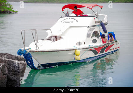 San Cristobal, Galapagos, Ecuador, 25. November 2018: Im freien Blick auf turist Boot im Hafen von San Cristobal Galapagos Inseln Stockfoto