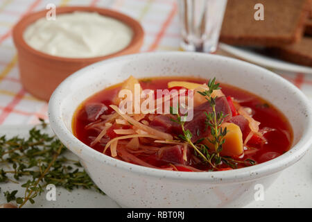 Borscht, die Suppe mit Rote Bete, Kartoffeln, Kohl, Tomaten, mit Knoblauch und Thymian Stockfoto