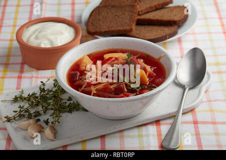 Borscht, die Suppe mit Rote Bete, Kartoffeln, Kohl, Tomaten, mit Knoblauch und Thymian Stockfoto