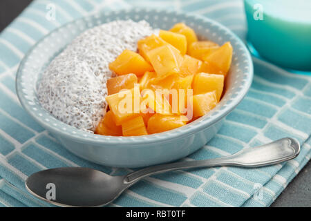 Chia Samen mit Joghurt und frischem persimmon Dessert Stockfoto