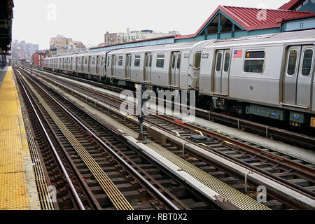 U-Bahn Zug in den Bahnhof Stockfoto