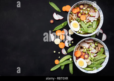Zwei Schalen von udon nooodle Suppe mit frischem Gemüse und harte boilled Egg: Flach mit kopieren. Stockfoto