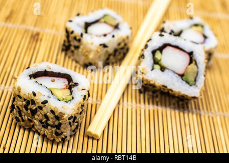 Close-up aus mehreren traditionellen Sushi Snacks. Stockfoto