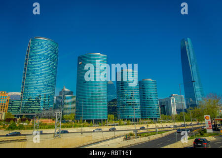 SANTIAGO, CHILE - 16. OKTOBER 2018: Panoramablick auf Providencia und Las Condes Bezirke mit Costanera Center Wolkenkratzer, Titan Tower und Los Andes Mountain Range, Santiago de Chile Stockfoto