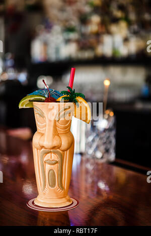 Tiki Cup Fun Tropical Cocktail Stockfoto