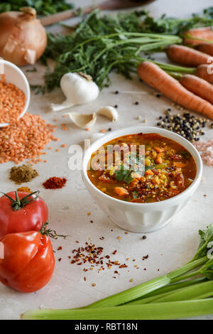 Herzhafte Gemüsesuppe Linsensuppe angezeigt mit Zutaten Stockfoto