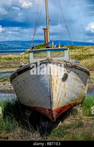 Verlassene Boot strandete in Alaska Stockfoto