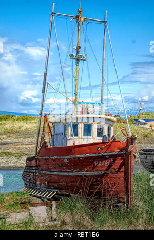 Verlassene Boot strandete in Alaska Stockfoto