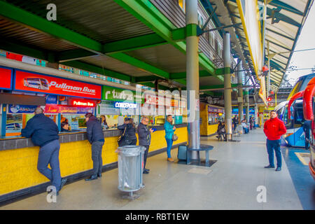 SANTIAGO, CHILE - Oktober 09, 2018: Nicht identifizierte Personen innerhalb des Terminals Plattformen bei Alameda Busbahnhof wartet. Dies ist die grösste und wichtigste Busbahnhof der Stadt Stockfoto