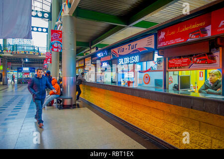 SANTIAGO, CHILE - Oktober 09, 2018: Nicht identifizierte Personen innerhalb des Terminals Plattformen bei Alameda Busbahnhof wartet. Dies ist die grösste und wichtigste Busbahnhof der Stadt Stockfoto