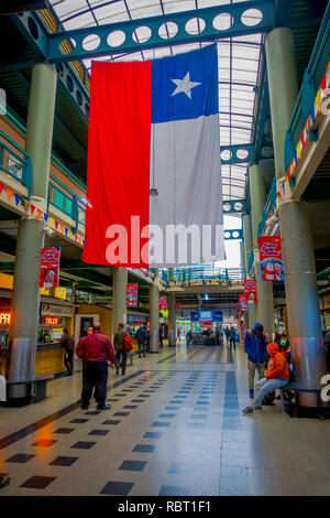 SANTIAGO, CHILE - Oktober 09, 2018: Unbekannter Menschen innerhalb der Busbahnhof an mit chilenischer Flagge hängen von der Dachterrasse wartet. Dies ist die grösste und wichtigste Busbahnhof der Stadt Stockfoto