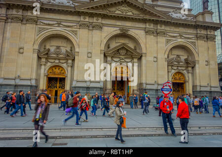 SANTIAGO, CHILE - 13. SEPTEMBER 2018: Im freien Blick auf Masse von Menschen zu Fuß von der Plaza Armas in Santiago. Stockfoto