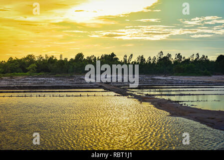 Landschaft sunse an Salz - Wasser verdunsten zu Salz Stockfoto