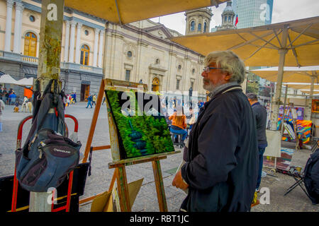 SANTIAGO, CHILE - 13. SEPTEMBER 2018: Im freien Blick auf unbekannter Mann Malerei an im Freien, an der Plaza Armas in Santiago de Chile Stockfoto