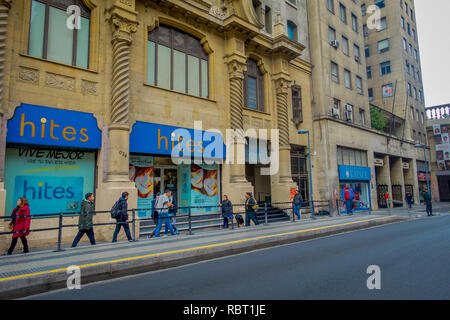 SANTIAGO, CHILE - 13 September, 2018: Die unbekannte Menschen zu Fuß auf der Plaza de Armas in Santiago de Chile, Chile Stockfoto