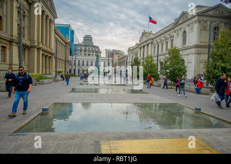 SANTIAGO, CHILE - 13 September, 2018: Die unbekannte Menschen zu Fuß auf der Plaza de Armas in Santiago de Chile, Chile Stockfoto