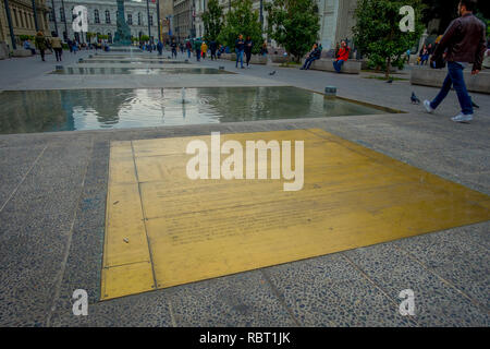 SANTIAGO, CHILE - 13 September, 2018: Die unbekannte Menschen zu Fuß auf der Plaza de Armas in Santiago de Chile, Chile Stockfoto