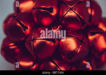 Weihnachtskarte. Red christmas Ball auf einem hellen Hintergrund. Stockfoto