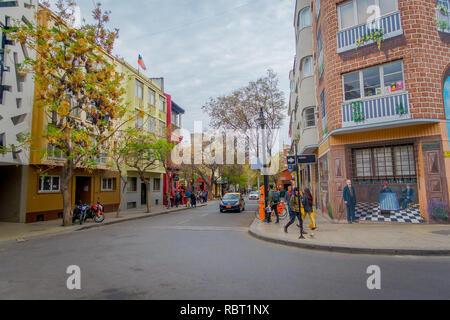 SANTIAGO, CHILE - 14. SEPTEMBER 2018: unbekannte Menschen zu Fuß in den Straßen der Stadt von Santiago Zentrum Stockfoto