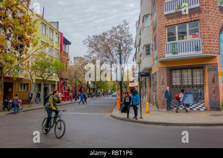 SANTIAGO, CHILE - 14. SEPTEMBER 2018: unbekannte Menschen zu Fuß in den Straßen der Stadt von Santiago Zentrum Stockfoto