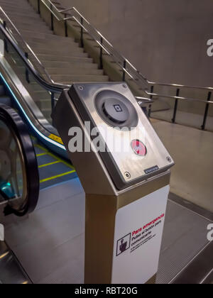 SANTIAGO, CHILE - Oktober 09, 2018: Indoor Blick auf elektrische Treppen in einer U-Bahn-Station, Santiago de Chile Stockfoto