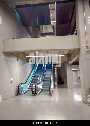 SANTIAGO, CHILE - Oktober 09, 2018: Indoor Blick auf elektrische Treppen in einer U-Bahn-Station, Santiago de Chile Stockfoto