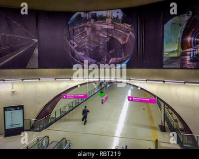 SANTIAGO, CHILE - Oktober 09, 2018: Indoor Blick auf elektrische Treppen in einer U-Bahn-Station, Santiago de Chile Stockfoto