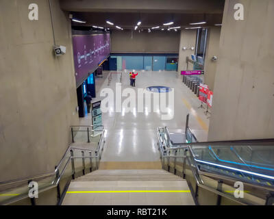 SANTIAGO, CHILE - Oktober 09, 2018: Indoor Ansicht der Treppe in einer U-Bahn-Station, Santiago de Chile Stockfoto