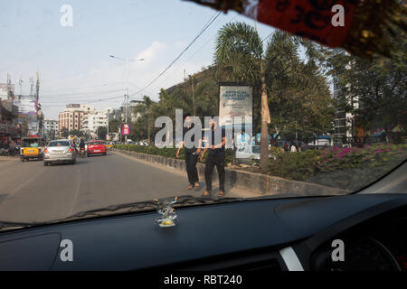 Indische Menschen gefährlich Überqueren der Straße in Hyderabad, Indien. Stockfoto