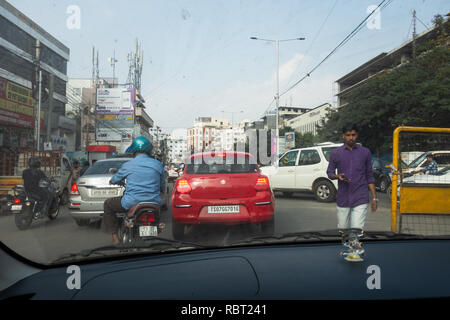 Indische Menschen gefährlich Überqueren der Straße in Hyderabad, Indien. Stockfoto