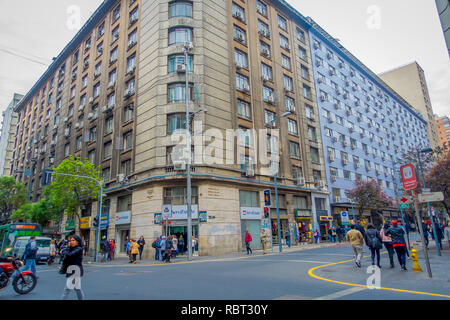 SANTIAGO, CHILE, Oktober 09, 2018: Outdoor Ansicht von unbekannten Menschen zu Fuß in den Straßen von Santiago de Chile Stockfoto