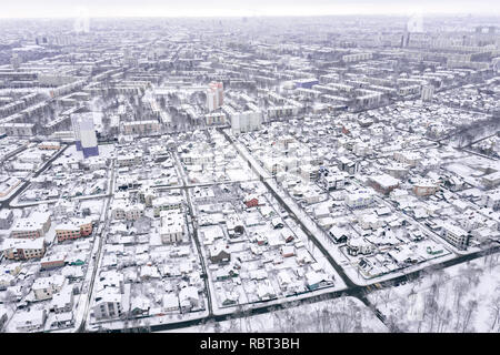 Winterlandschaft der europäischen Stadt aus der Vogelperspektive. Wohngebiet im Winter Stockfoto