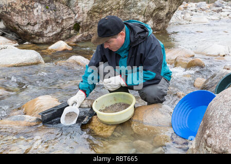 Abenteuer auf dem Fluss. Moderne alluvial Gold prospector Stockfoto