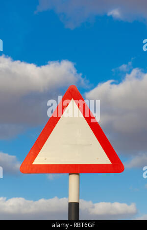 Leeres Dreieck Straße mit blauem Himmel und Wolken im Hintergrund. Konzeptionell. Stockfoto