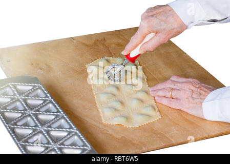 Italienischen Pasta. Vorbereitung der Tortelli mit Spinat und Ricotta Stockfoto