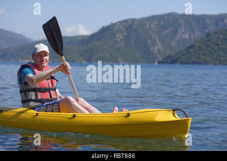 Mann in einem Kajak in die Bucht von Marmaris Stockfoto