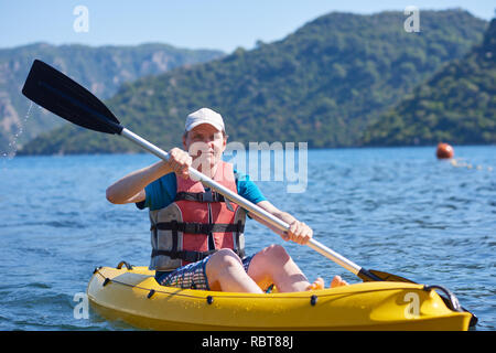 Mann in einem Kajak in die Bucht von Marmaris Stockfoto