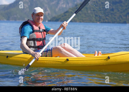 Mann in einem Kajak in die Bucht von Marmaris Stockfoto