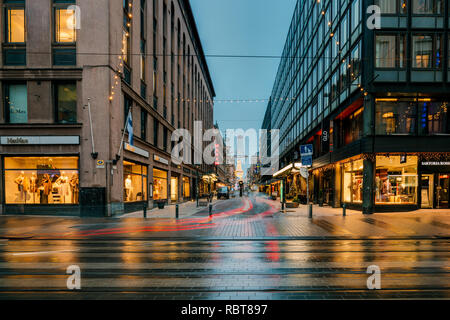 Helsinki, Finnland - 8. Dezember 2016: Neues Jahr Lichter Weihnachten Dekorationen und festliche Beleuchtung in der Kreuzung der Aleksanterinkatu Straße und Stockfoto