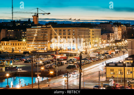 Helsinki, Finnland - 10. Dezember 2016: Abend Nacht Blick auf Marktplatz und Verkehr auf Pohjoisesplanadi Straße. Stockfoto