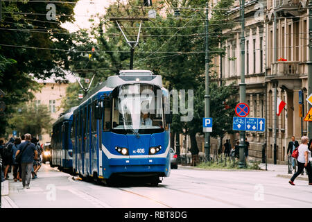 Krakau, Polen - 28. August 2018: Blaue öffentliche Straßenbahn auf Basztowa Straße in Krakau. Stockfoto