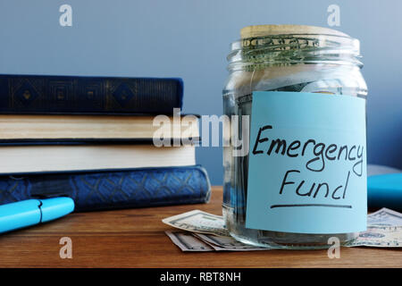 Emergency Fund auf ein Glas mit Geld geschrieben. Stockfoto