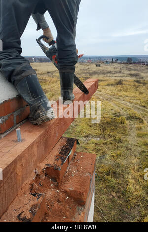 Der Master verwendet eine Säge zu handhaben und Holzbalken geschnitten 2018 Stockfoto