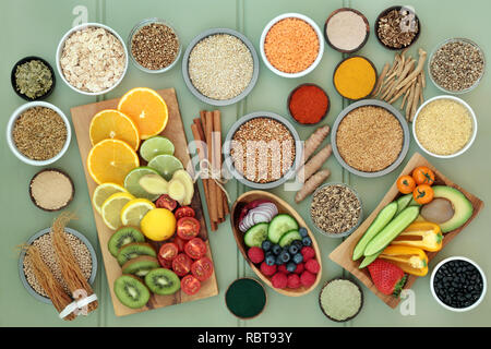 Ernährung gesund essen für Leber Entgiftung Konzept mit frischem Obst, Gemüse, pflanzliche Medizin, Hülsenfrüchte, Getreide, Samen, Kräuter und Gewürze. Stockfoto