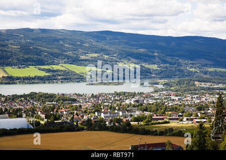 Landschaft mit Bergen, Fluss und Gebäude in Lillehammer, Norwegen. Stockfoto