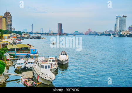 Die Skyline von Rhoda und Gezira Inseln mit hohen Gebäuden der Hotels, Kairo Tower und grünen Parks vom Nil, Ägypten. Stockfoto